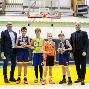 Plungėje surengtas jaunuosius krepšininkus subūręs turnyras Lietuvos valstybės atkūrimo dienai paminėti