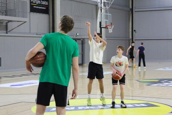 Plungės „Olimpas“ dalijosi patirtimi su jaunaisiais krepšininkais