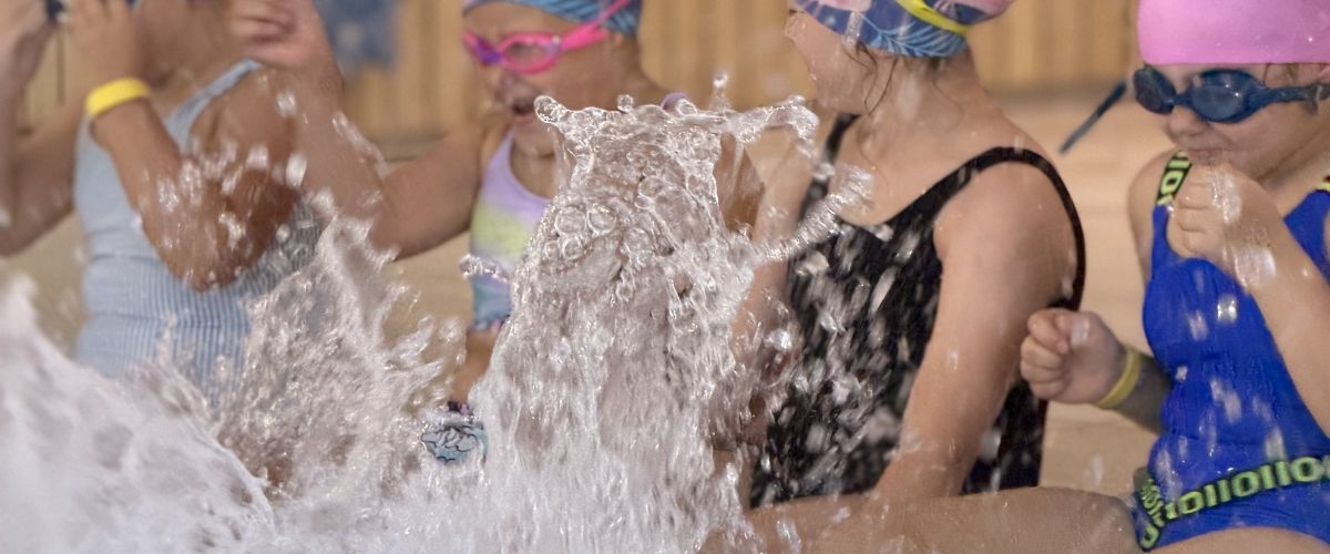Plungės sporto arenoje prasidėjo plaukimo pamokos antrokams